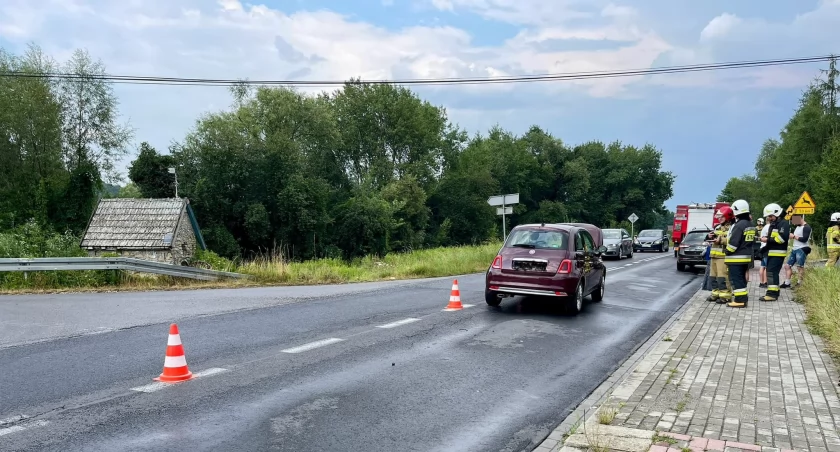 Kolizja na drodze wojewódzkiej w Okoninie. Fiat wjechał w skodę