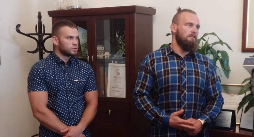 Mistrzowie Polski w sumo z Zagorzyc i Szkodnej dostali nagrody od burmistrza Kmiecia