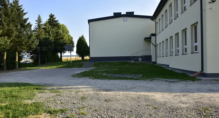 Wójtowi nie podobają się szkolne podwórka po termomodernizacjach