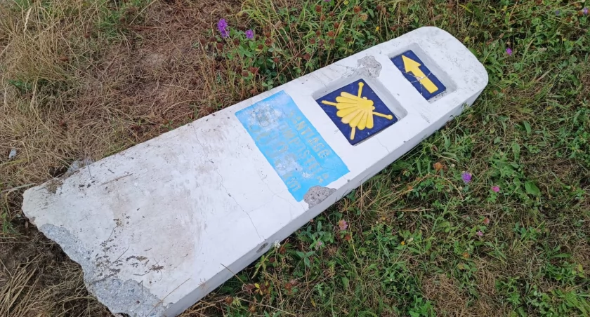 Przy krzyżu na Podlasku ktoś zniszczył znak szlaku św. Jakuba. Wypadek, czy celowe działanie?