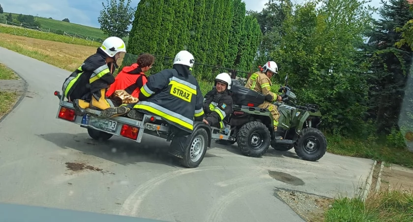 Do chorego w Brzezinach dotarli Vitarą strażaka. Do karetki wieźli na przyczepce zapiętej do quada