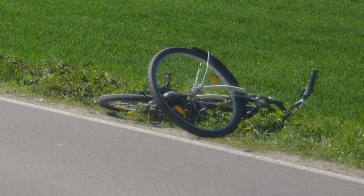 W Ostrowie pijany rowerzysta spowodował czołowe zderzenie z samochodem