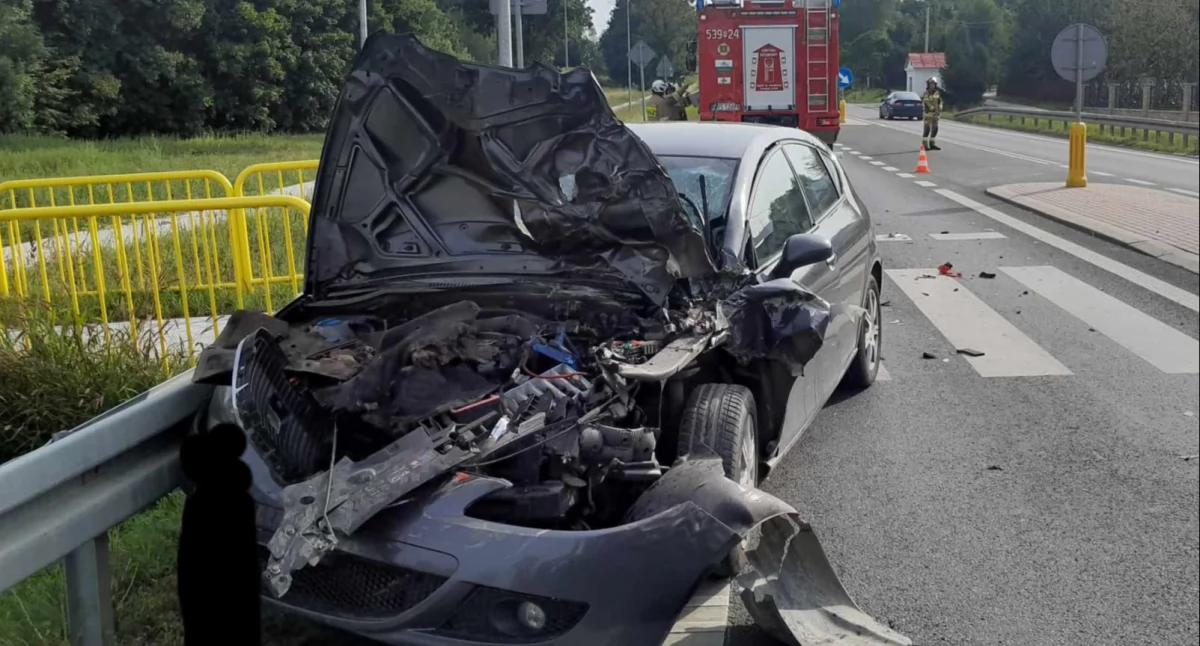 Kolizja na drodze krajowej w Ropczycach. Seat wjechał w iveco