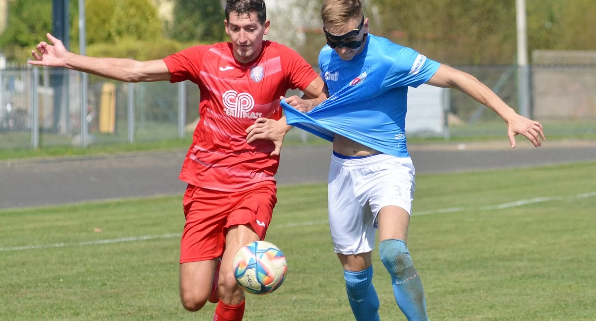 Błękitni Ropczyce wygrali derby powiatu. Zobacz zdjęcia z meczu