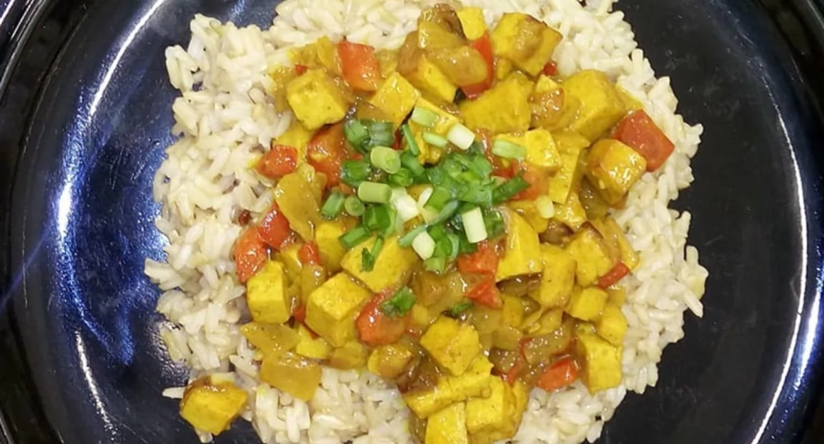 Tofu curry z brązowym ryżem