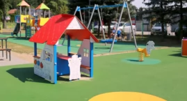 Zdjęcie przedstawia: Plac zabaw się "sypie". Czas na nowy?