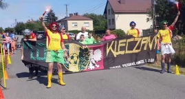 Zdjęcie przedstawia: Spotkali się dzięki piłce i pobrali. Koledzy z boiska przygotowali im wyjątkową bramę weselną