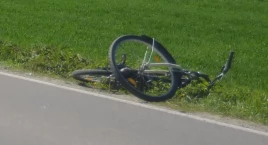 Zdjęcie przedstawia: W Ostrowie pijany rowerzysta spowodował czołowe zderzenie z samochodem