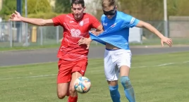 Zdjęcie przedstawia: Błękitni Ropczyce wygrali derby powiatu. Zobacz zdjęcia z meczu
