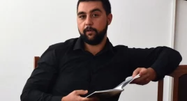 Zdjęcie przedstawia: Mateusz Siwiec - poeta z Kozodrzy. Śmierć matki zainspirowała go do pisania