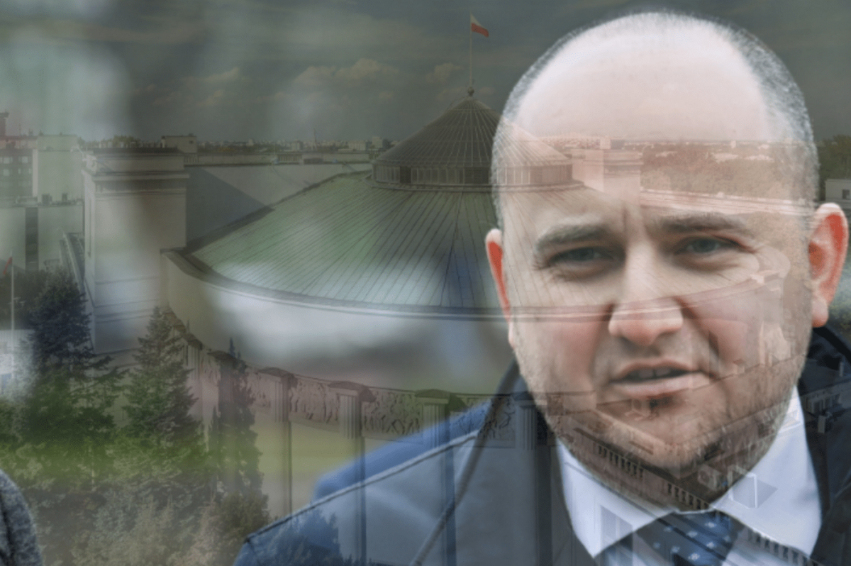 Pijany Dariusz Matecki biega po dachu sejmu. Hołownia komentuje nagranie