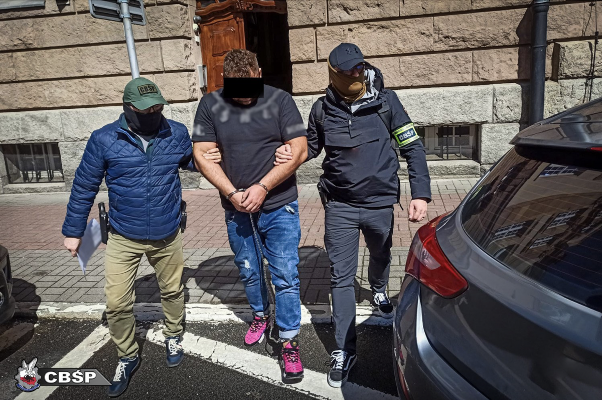 CBŚP rozbiło gang sutenerów w Warszawie. Za Ukrainki i Polki zarobili krocie