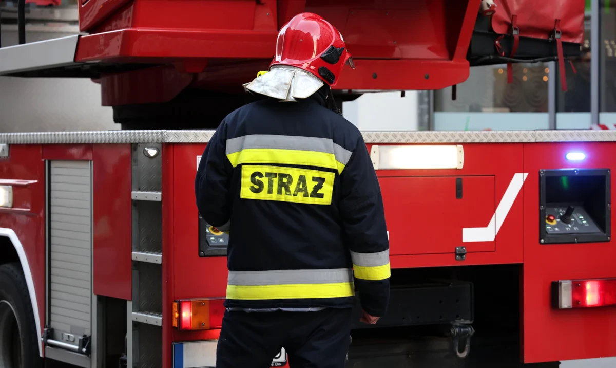 Pożar hali przy Marywilskiej. Ogromne kłęby dymu nad halą produkcyjną
