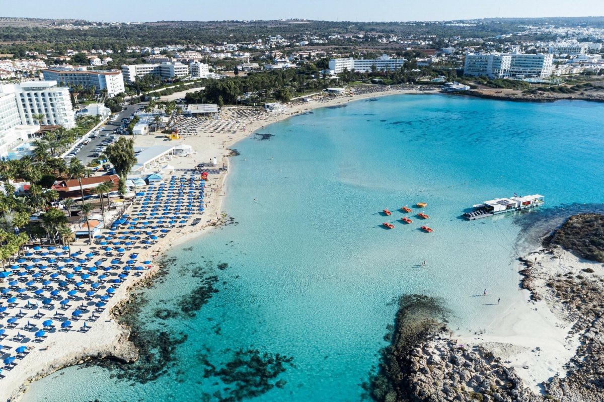 Wakacje w lipcu i sierpniu 2024 – gdzie najtaniej? Cztery popularne kierunki mega tanio
