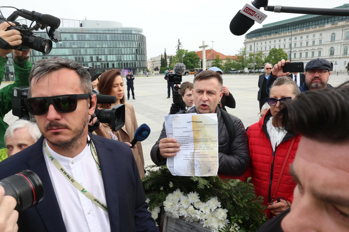 169. miesięcznica smoleńska. Walka o wieniec Komosy – Kaczyński ucieka od tyłu