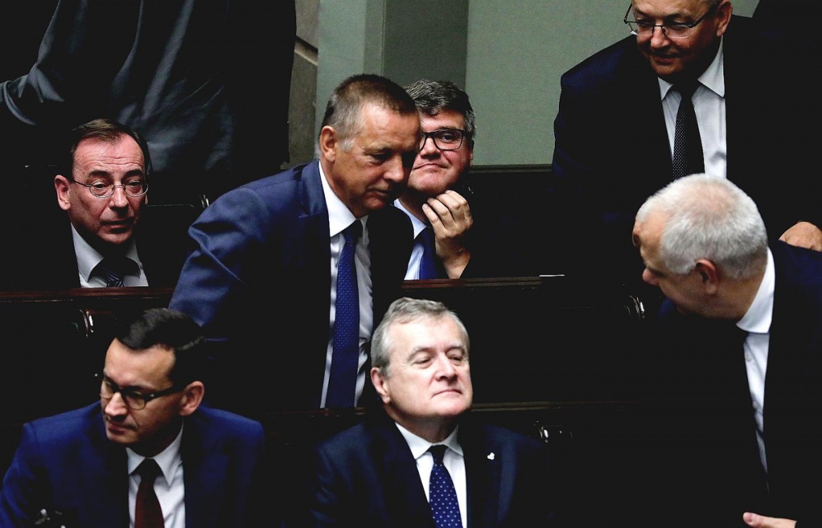 Dziadostwo Dudy i kicz Morawieckiego. Sędzia ucieka na Białoruś