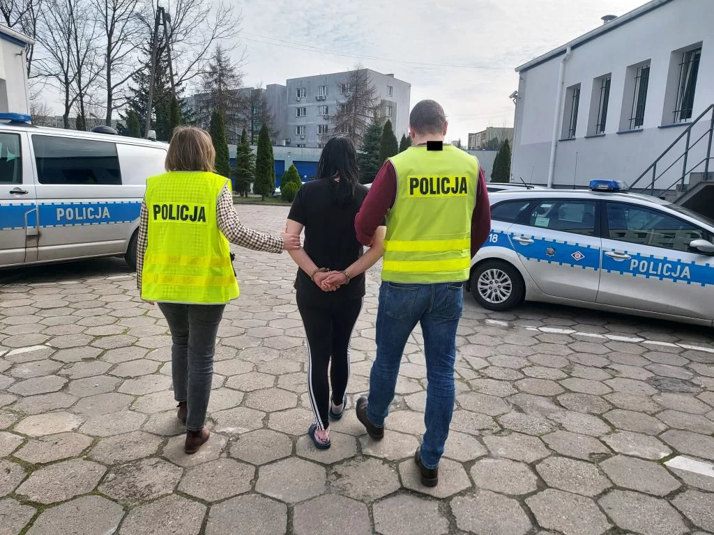 Dziecko podawało alkohol dorosłym. Post policjantki wywołał skandal
