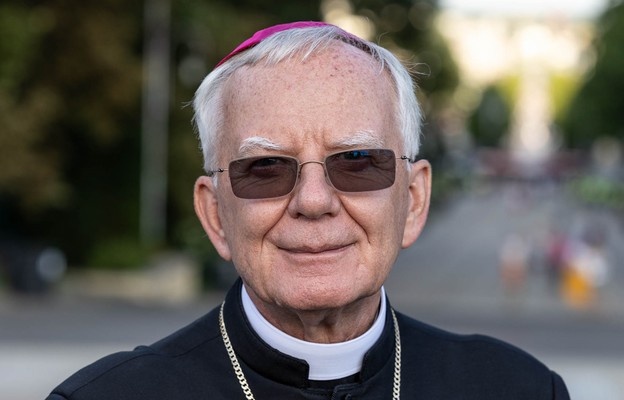 Ksiądz bezdomny, bo Jędraszewski chce nową willę. Sługa PiS bezkarny