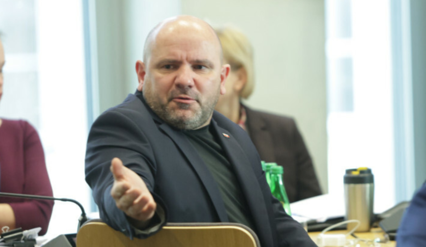 Koszmar Błaszczaka i panika Goska. Księgowa Ziobry sypie PiS, a Woś dzwoni do świadka