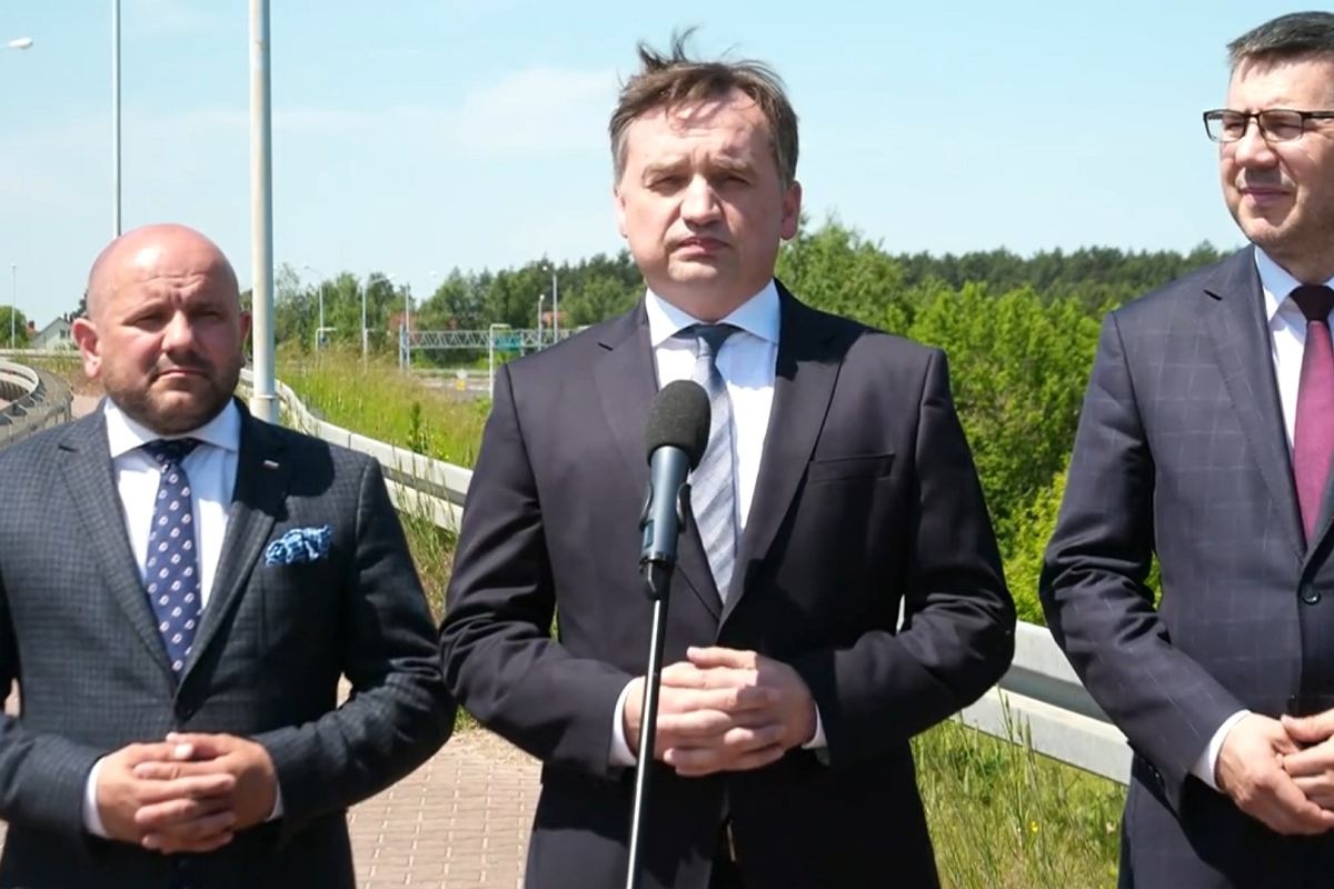 Służby weszły do mieszkania Ziobry – relacja wideo