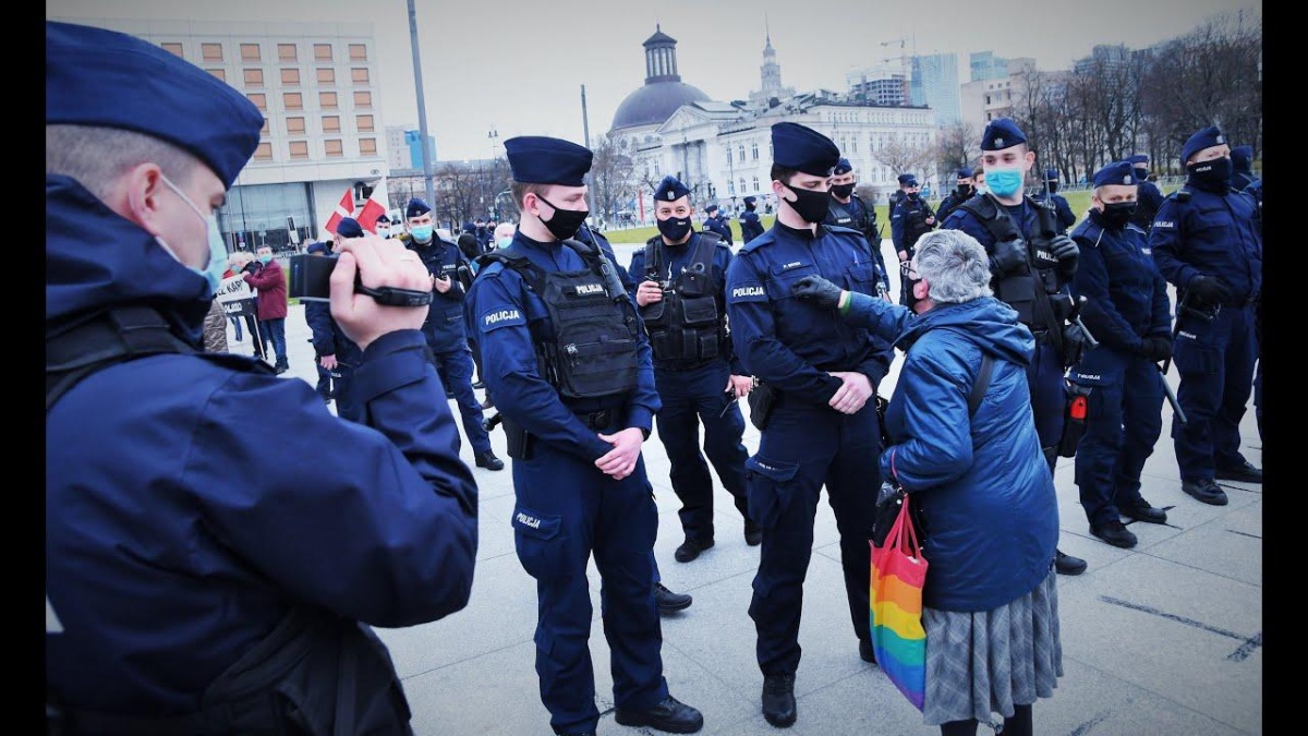 167. miesięcznica smoleńska – atak na babcię Kasię i obrona wieńca. Relacja wideo