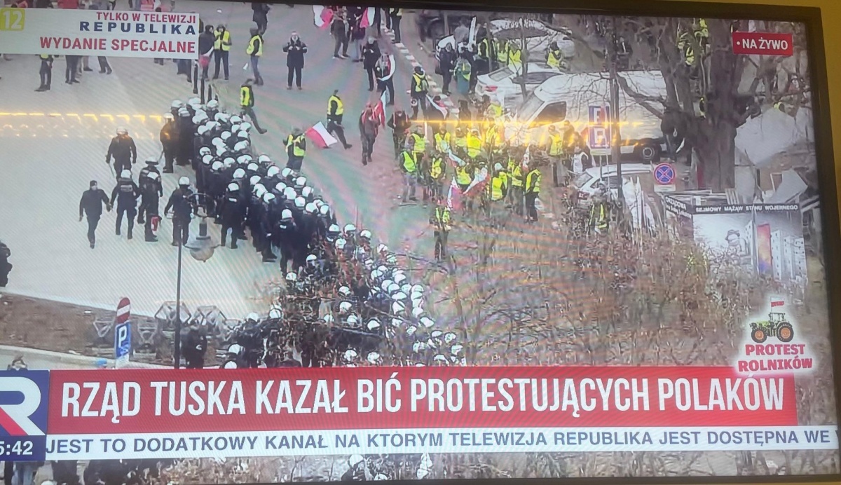 Paskowy z TVP zmienił stację? Ohydne paski w TV Republika