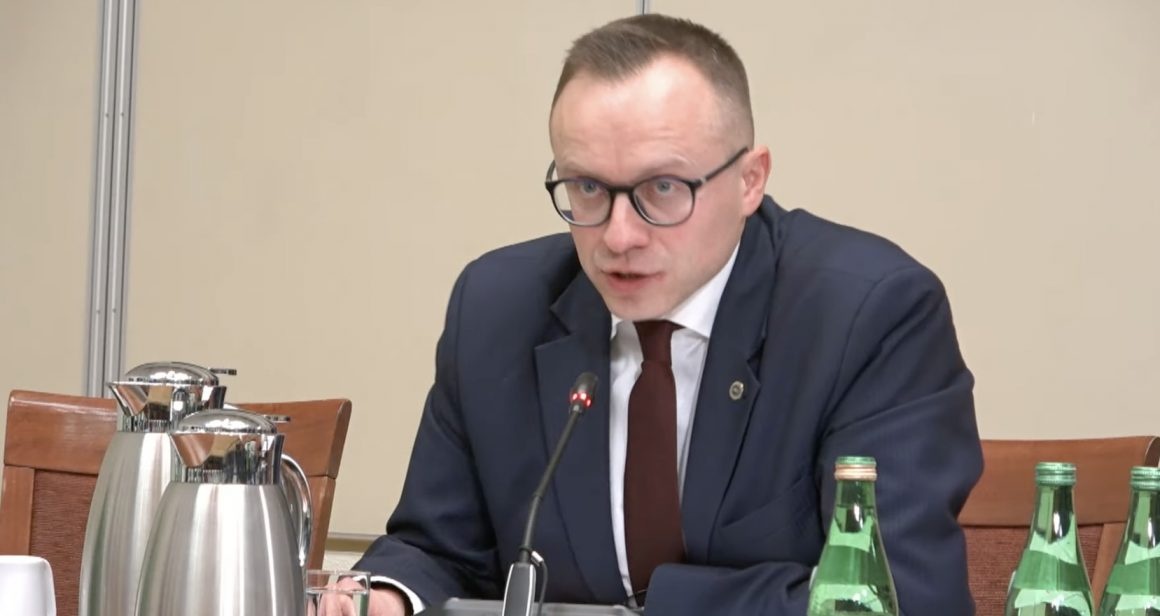 Polityczne manipulacje PiS: Szantaż, naciski i gra o władzę
