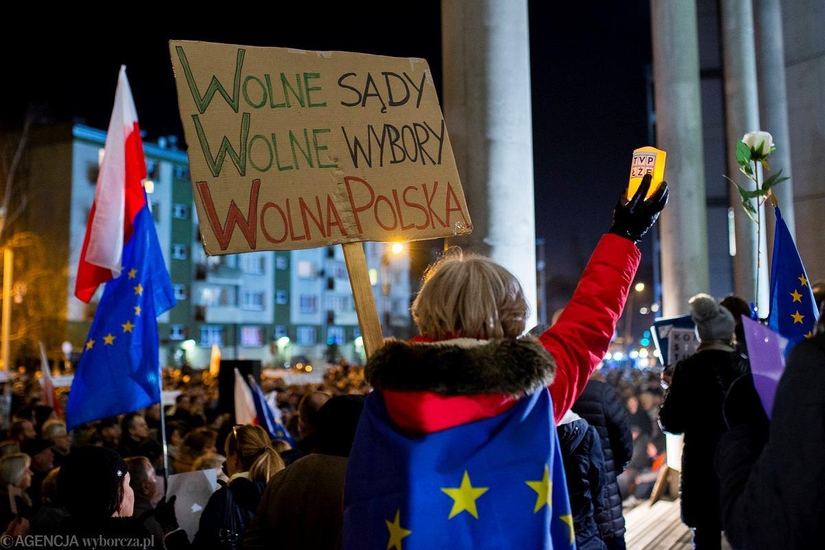 Kabaretowy koniec sądowniczego spektaklu: Co teraz z wyrokami neosędziów?
