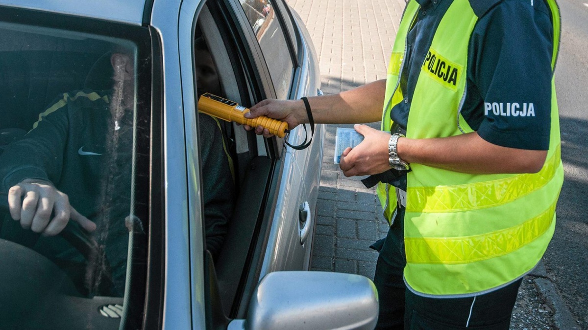 Borów: Zatrzymana za jazdę skuterem podczas picia piwa