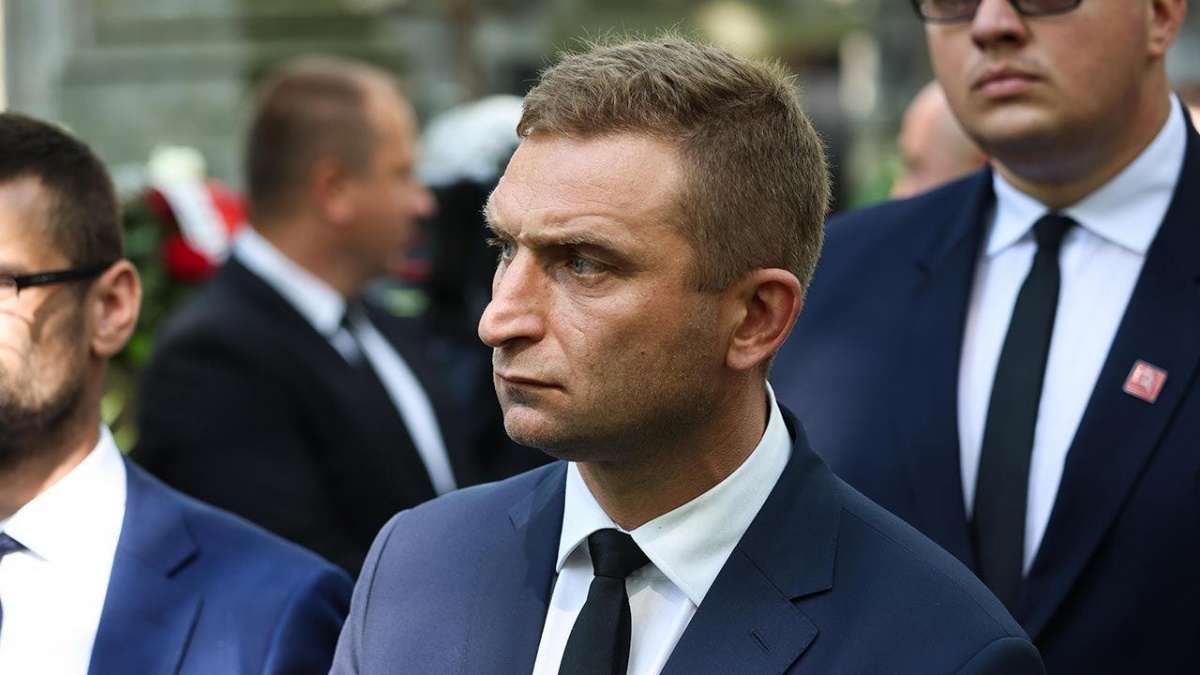 Faszysta Robert Bąkiewicz kandydatem PiS - sondaż i badanie