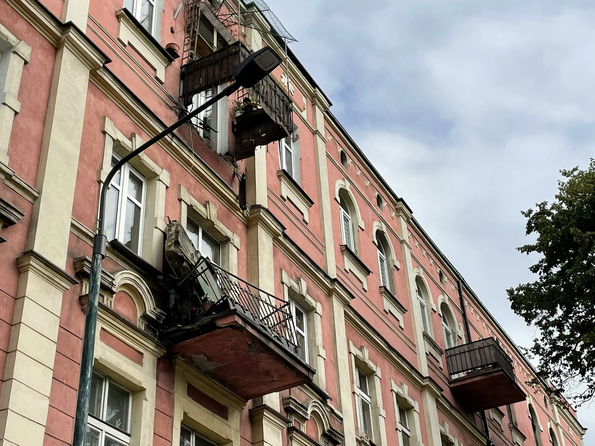 Sosnowiec: Balkon spadł z kobietą. Zginęła na miejscu