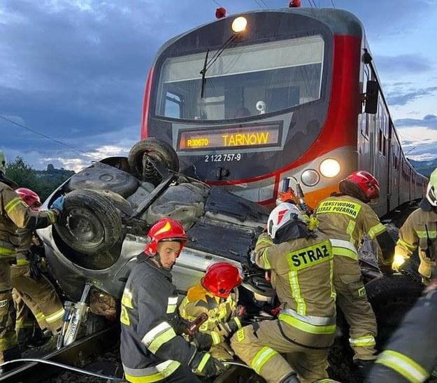 Barcice Górne: zderzenie samochodu z pociągiem. 2 osoby nie żyją