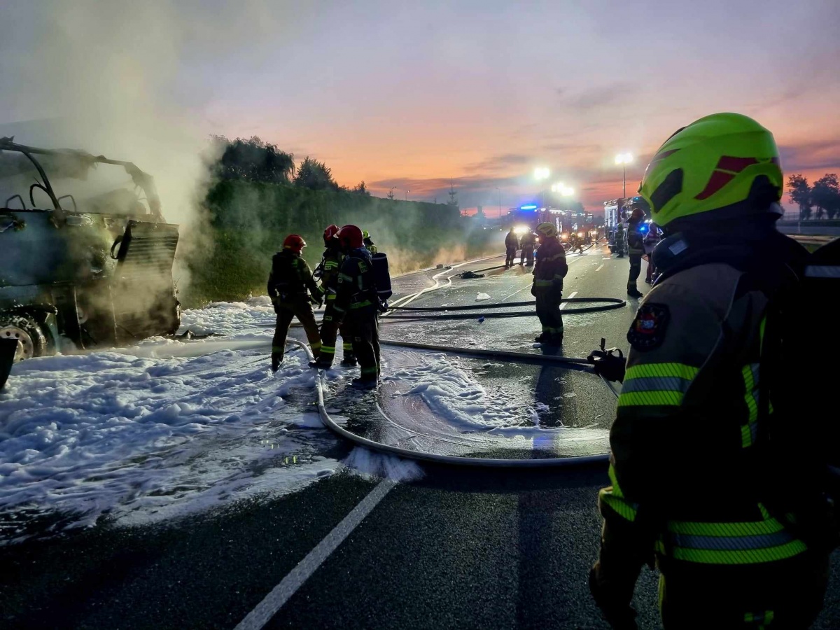 Balice: pożar na A4. Zapalił się autobus z Czech - przewoził 35 osób