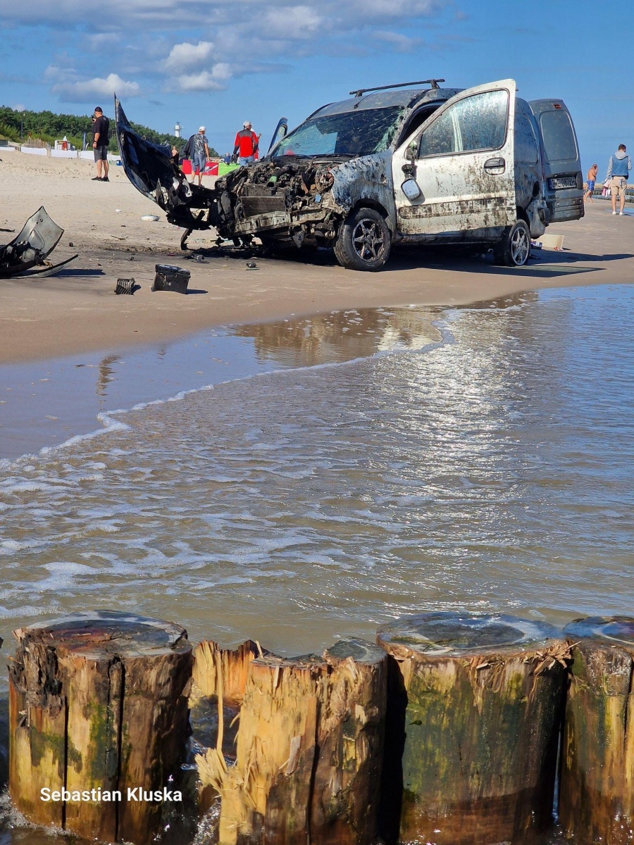 Łeba: rozbite auto na plaży. Kierowca poszukiwany