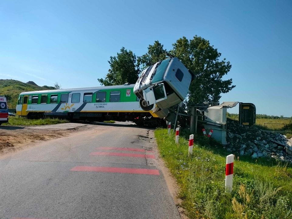 Dalanówek: zderzenie ciężarówki z pociągiem! 22 osoby poszkodowane