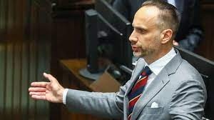 Janusz Kowalski opluł posła opozycji! Awantura na konferencji [VIDEO]