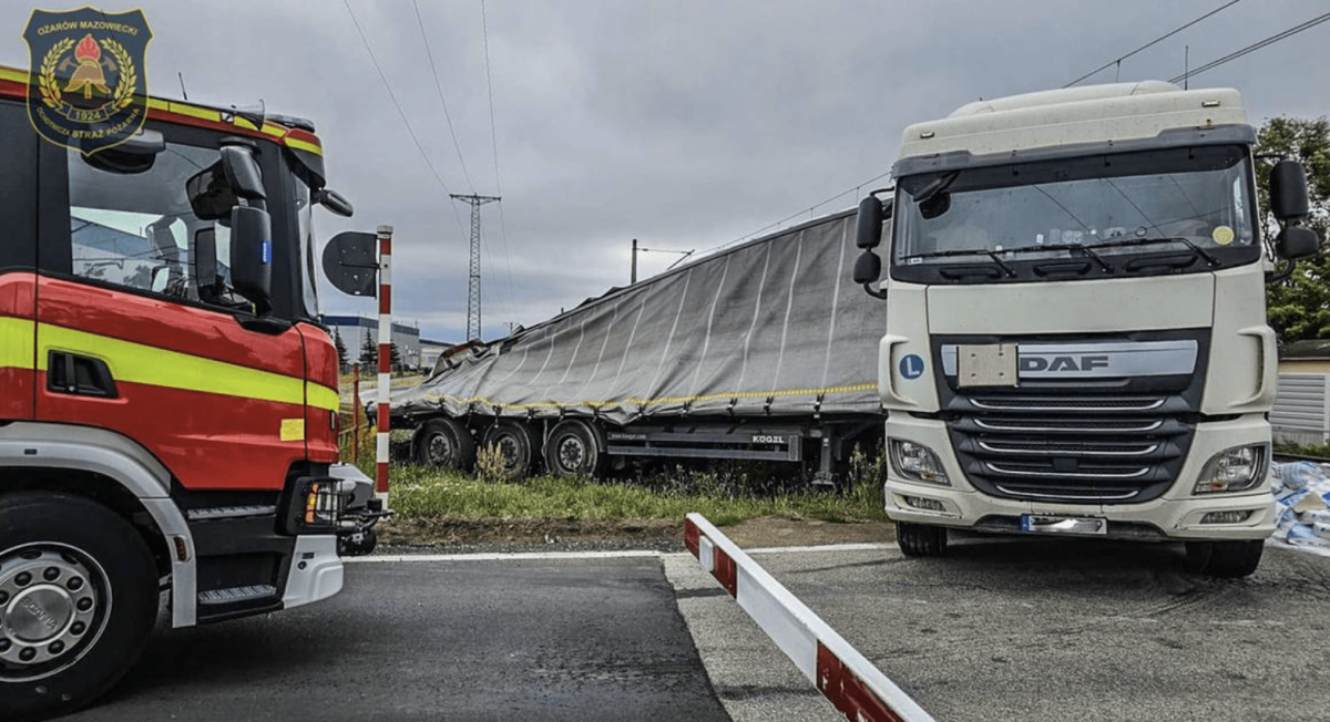 Zderzenie tira z pociągiem w Ożarowie Mazowieckim. Nie żyje maszynista
