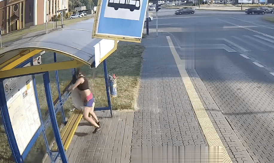 Brutalne pobicie na przystanku w Pabianicach. Kobieta pomyliła ofiarę