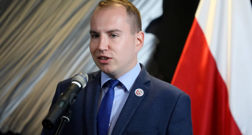 Działacze PiS z zarzutami, a Adam Andruszkiewicz nadal bezkarny. Co dalej ze śledztwem? 
