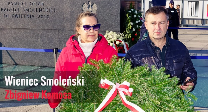 171. miesięcznica smoleńska na żywo. Zasieki wokół pomnika i pytanie o wieniec Komosy