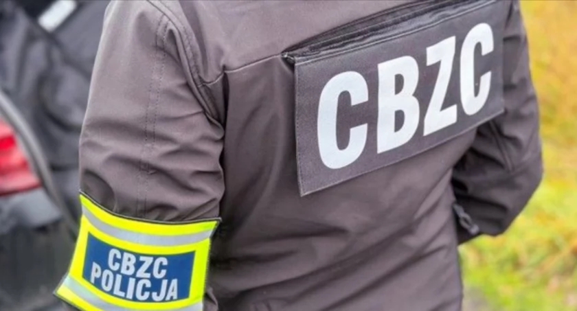 Gang oszustów rozbity przez CBZC. Kradli przez BLIK i opróżniali konta