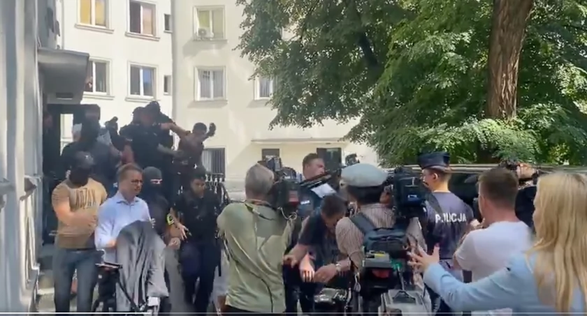 Mamy nagranie z zatrzymania Romanowskiego. On w kajdankach, a oni w kominiarkach