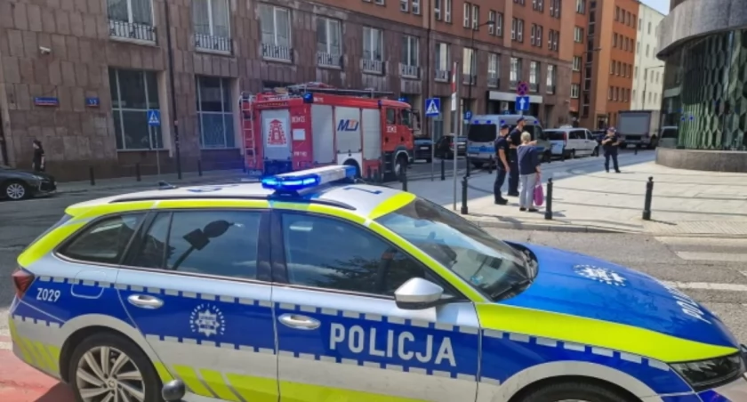 Policja i służby w Ministerstwie Rodziny. Mężczyzna wniósł tajemniczy pakunek