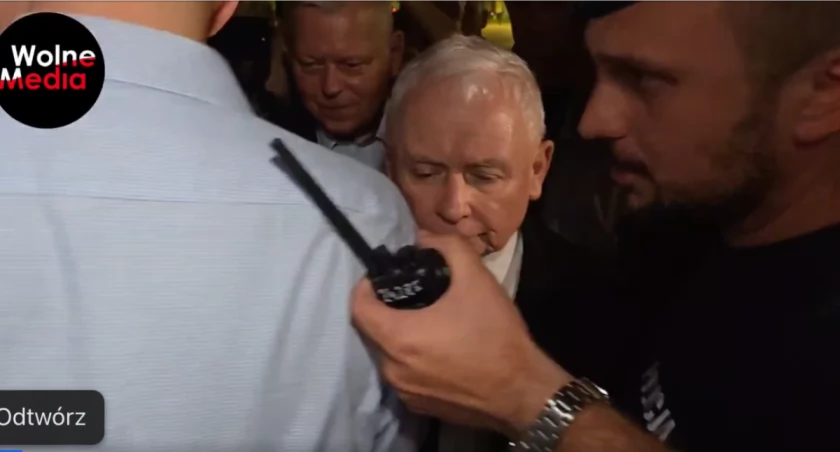 Bójka o wieniec smoleński. Macierewicz rzucił się na tabliczkę, a Błaszczak grozi ludziom 