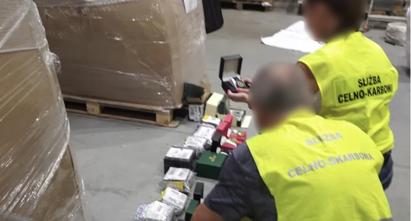 Podróbki warte miliony przechwycone przez KAS. Wpadli przez firmę kurierską 