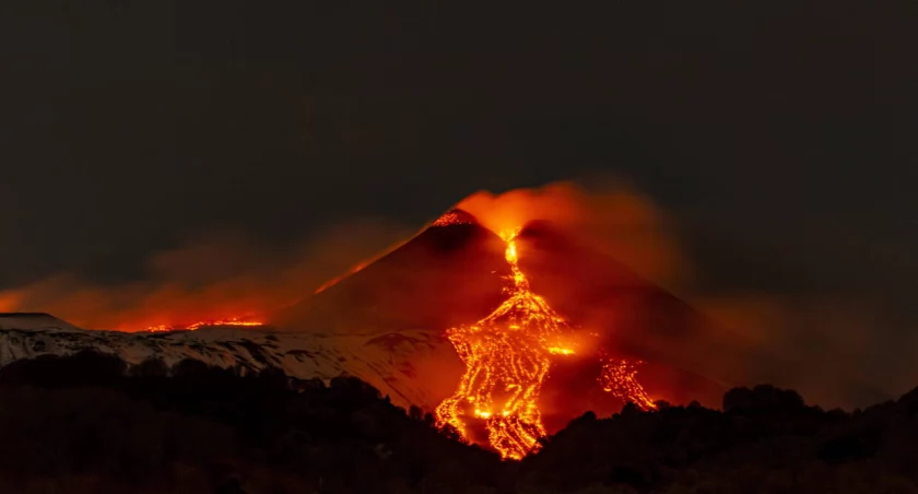 Loty odwołane przez wybuch Etny. Erupcja we Włoszech sparaliżowała lotniska 