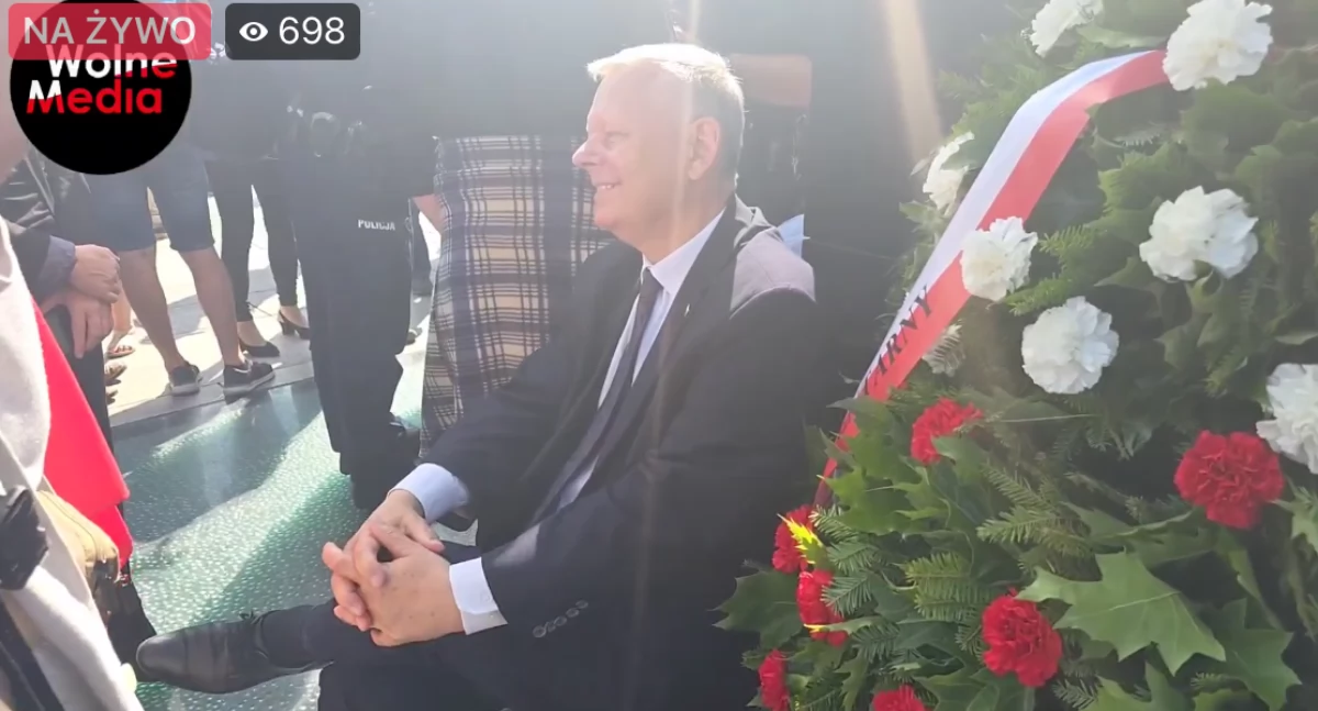 171. miesięcznica smoleńska. Komosa składa wieniec, a Czarnek kładzie się Rejtanem 