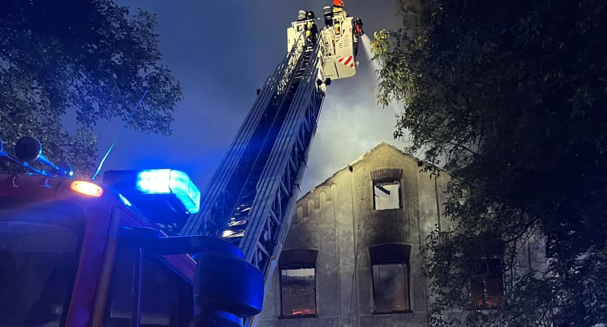 Piekary: Pożar zniszczył zabytkowy pałac. Mamy zdjęcia z akcji strażaków 