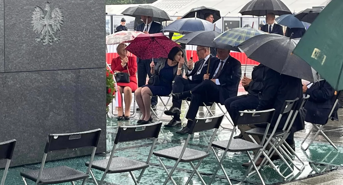 Cyrk na miesięcznicy. Żywa tarcza z posłów PiS wokół pomnika, ustawili wartę w deszczu 