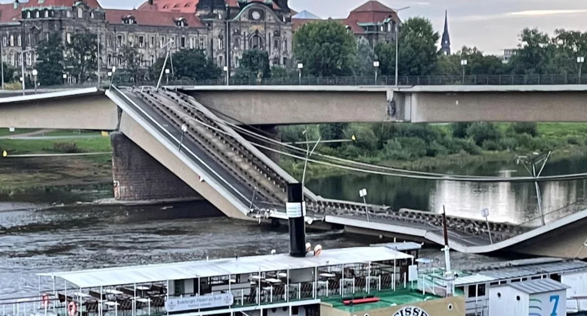 Zawalenie mostu Caroli w Dreźnie. Fragment przeprawy wpadł do Łaby